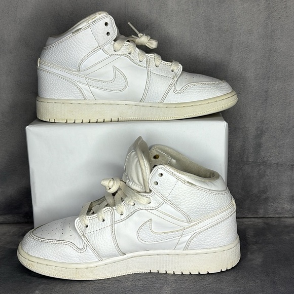 🔥🔥🔥Nike Air Jordan 1 Mid Triple White Boys Sneakers Size: 5Y🔥🔥🔥 - Picture 2 of 10